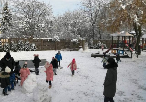 Dzieci spacerują po śniegu